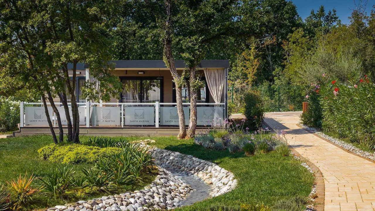 Tar-Vabriga Premium Camping Homes Santa Marina, Lanterna פארק נופש